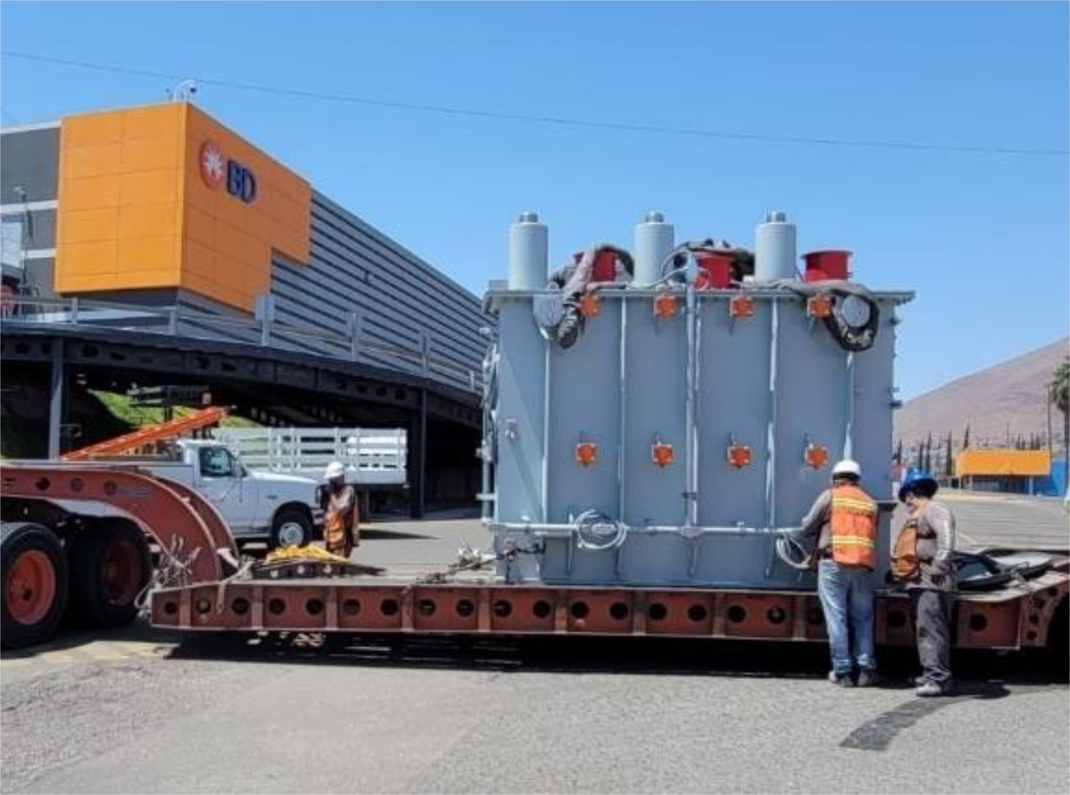 Instalaciones industriales de equipos eléctricos de potencia con transformadores y grúa en planta de Pixii International Power Supplies
